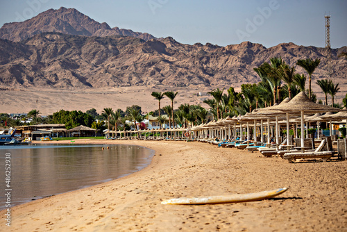 Foto Beautiful beach with sun umbrellas in Dahab, Lagoona, Egypt