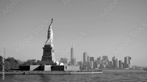 New York, Statue liberté et skyline Manhattan N&B