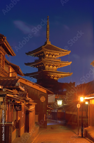 京都市東山区の清水寺参道から見るライトアップされた八坂の塔