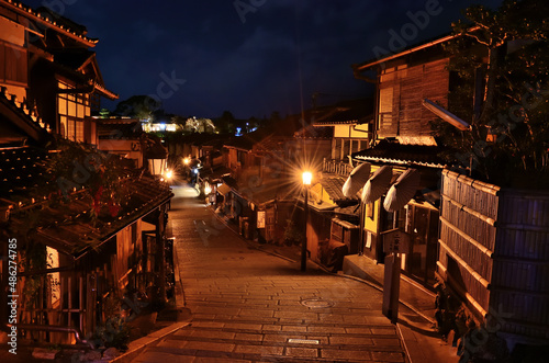 京都市東山区の清水寺参道にある二年坂の夜景