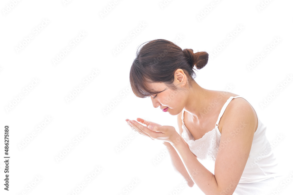洗顔をする若い女性 洗顔をする若い女性