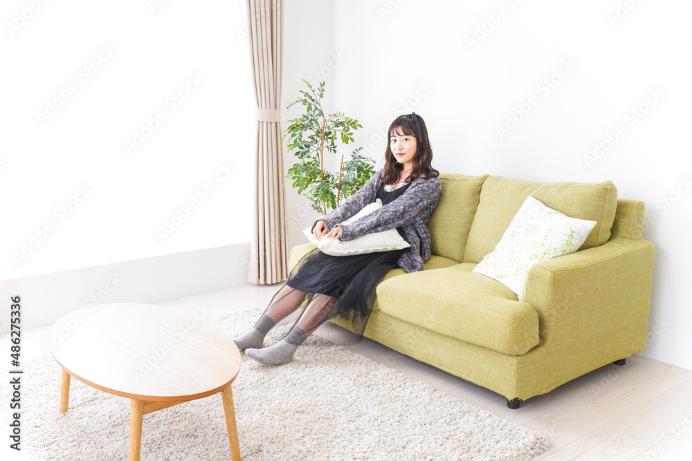 家でリラックスをする若い女性 家でリラックスをする若い女性