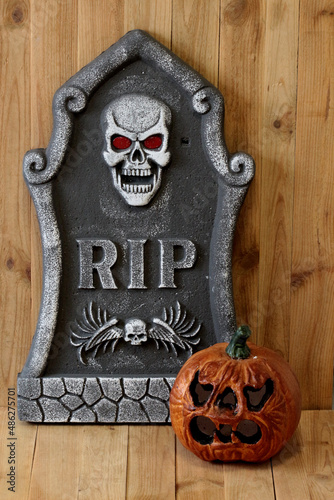 Decoración Halloween Lápida y calabazas sobre madera