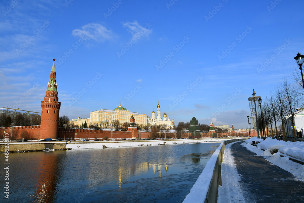 Obraz premium Moscow Kremlin architecture in winter.