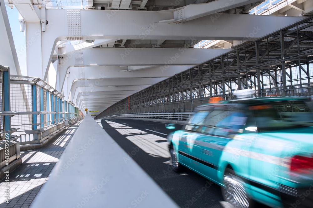 Obraz premium Motion blurred taxi on Rainbow Bridge in Tokyo, Japan 東京レインボーブリッジを走るタクシー