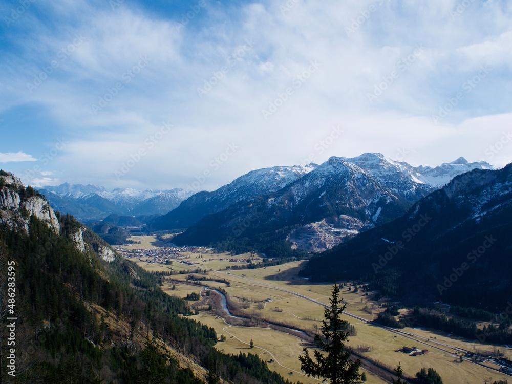 Blick vom bayrischen Falkenstein bei Pfronten auf die im Tal liegende Gemeinde Vils in Tirol Blick vom bayrischen Falkenstein bei Pfronten auf die im Tal liegende Gemeinde Vils in Tirol