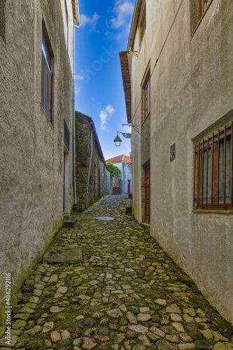 Fototapeta Naklejka Na Ścianę i Meble -  Narrow cobble street and old stone houses, Trancoso, Serra da Estrela, Portugal