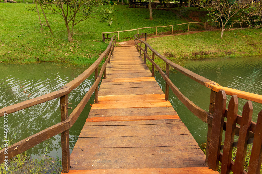 Ponte de madeira sobre o lago do Jardim Botânico na cidade de Goiânia.