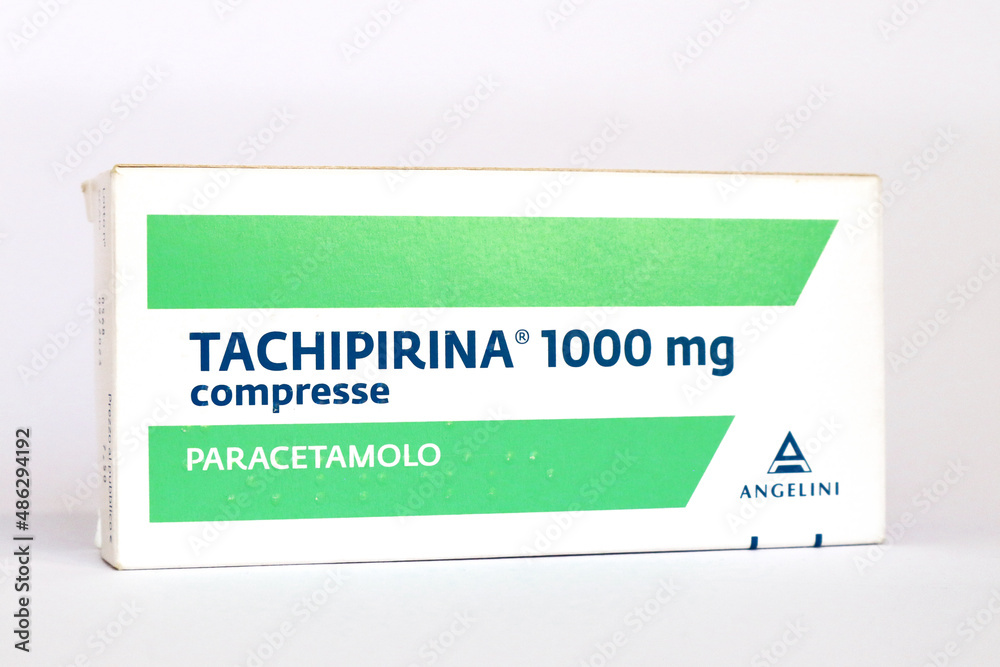 Foto Stock Italy – february 10, 2022: box of TACHIPIRINA 1000 mg tablets.  Tachipirina contains paracetamol, medication used to treat fever and pain.  Manufactured by Angelini Pharma, Italy | Adobe Stock