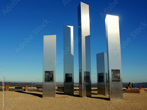 Mahnmal der Bombardierung von Pforzheim auf dem Wallberg mit 5 Edelstahlstelen unter blauem Himmel