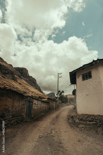 camino a lado de una casa andina para fondos y diseños ... path next to an Andean house for backgrounds and designs 