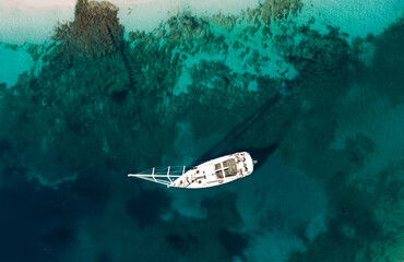 Sierkussen Luchtfoto strand Jacht op turquoise zomerse zee  © Angelov