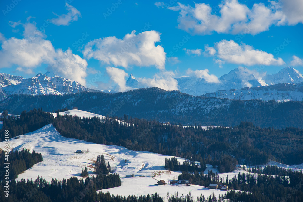 Blick in das winterliche Emmental in der Schweiz