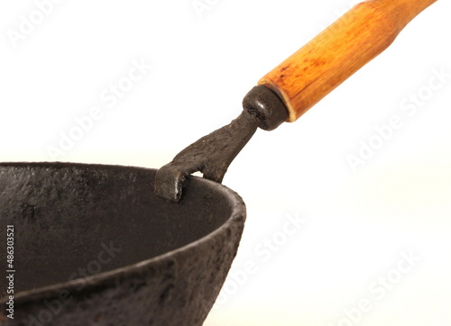 Chapelnik is a Russian kitchen removable tool for holding a frying pan.