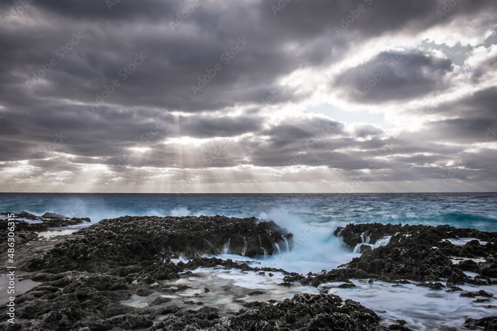 Obraz premium Storm over the Caribbean Sea, in the West Bay area, Grand Cayman, Cayman Islands