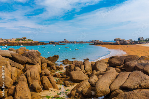Bucht und Strand mit Booten an der Côte de Granit Rose 480419
