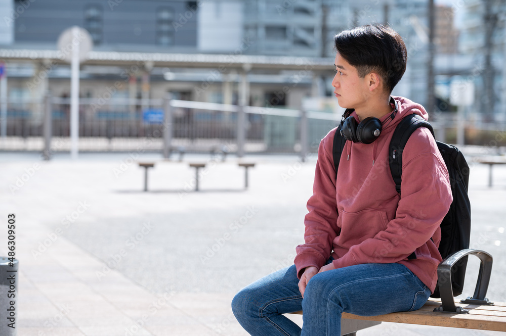 ヘッドフォンで音楽を聞き横顔の男性 ヘッドフォンで音楽を聞き横顔の男性