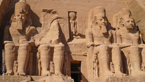 Foto Aswan, Egypt : Great Abu Simbel temple of Pharaoh Ramses II in southern Egypt in Nubia next to Lake Nasser