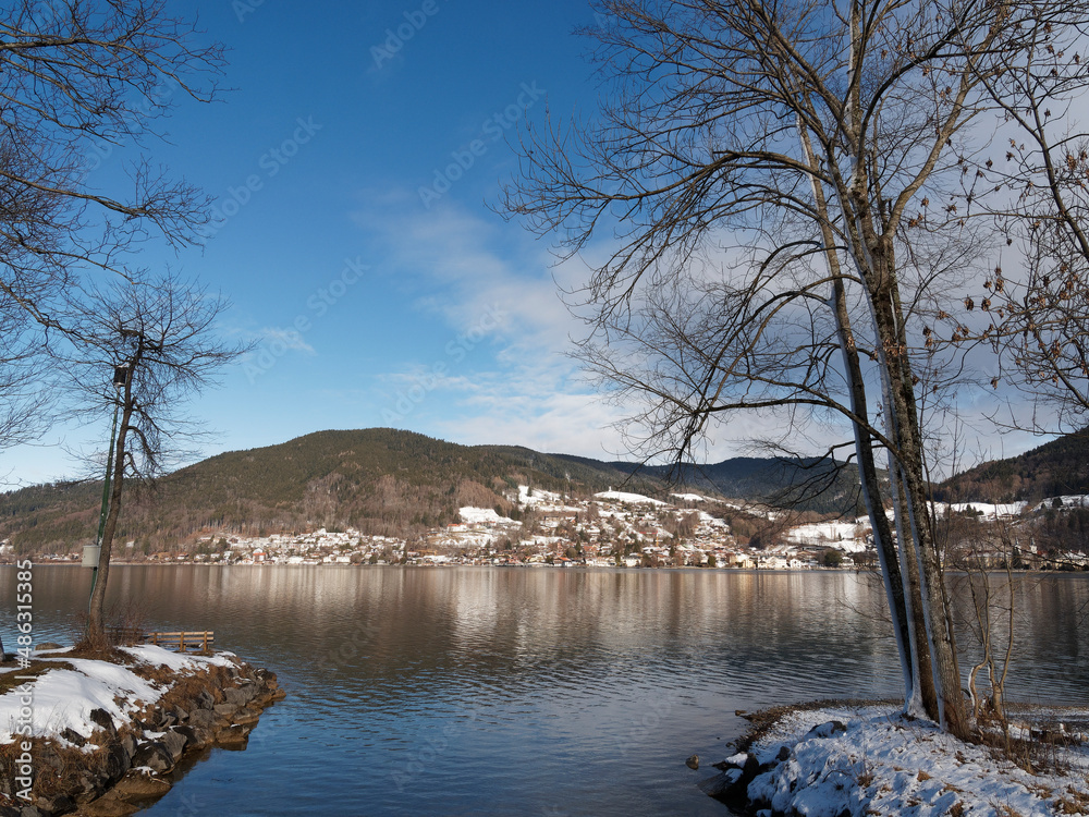 Paysage de lac de Haute-Bavière en hiver. La Söllbach à Bad Wiessee se jetant dans le lac de Tegern avec vue de la ville de Tegernsee enneigée sur la rive opposée