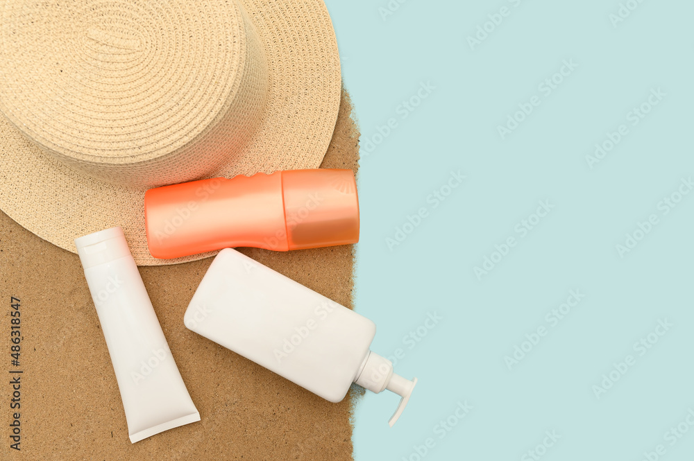 Obraz premium The concept of summer holidays at sea. Straw hat and protective cream.