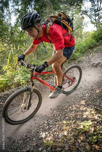 Obraz na płótnie Man mountain biking on a trail w salonie