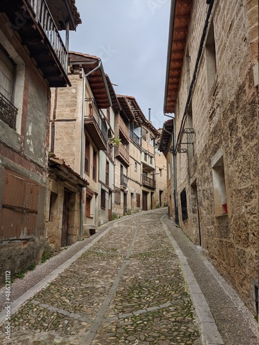 Calle pedregosa en el pueblo de frías, Burgos