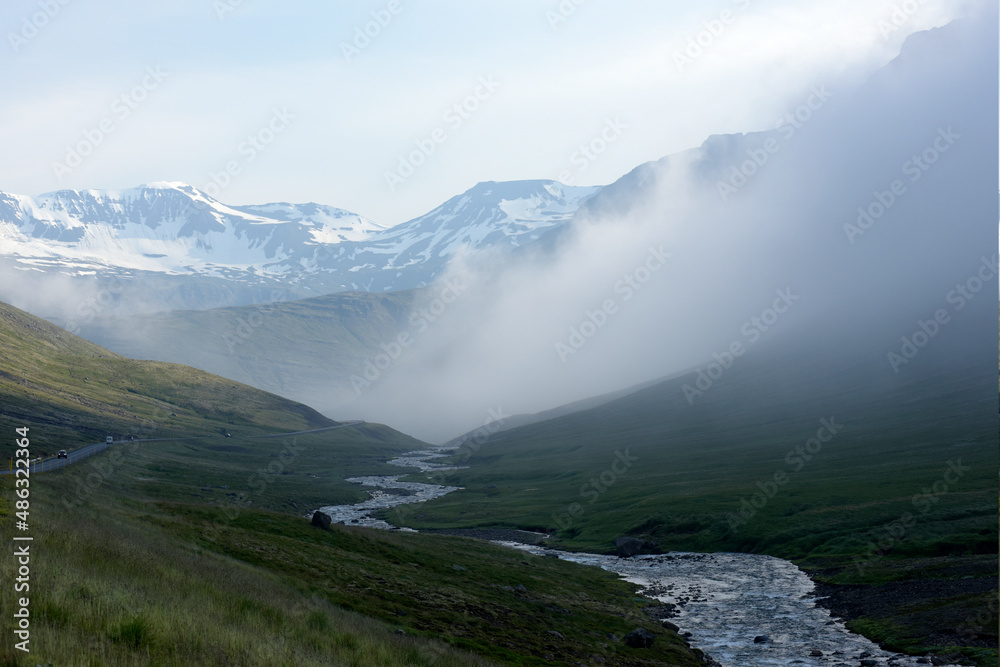 Nebelbank im Hochland entlang der Route 92 zwischen Reydarfjördur und Egilstadir