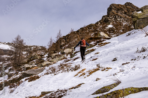 Alpinista durante una salita in Valle Verzasca, Ticino, Svizzera