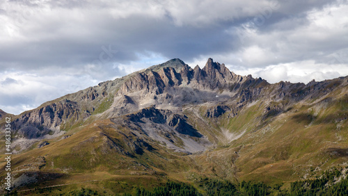 Montagnes rocheuses dans une vallée des Alpes suisses