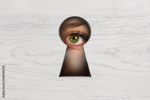  keyhole opening with eye