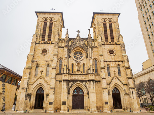 Overcast view of the San Fernando Cathedral © Kit Leong