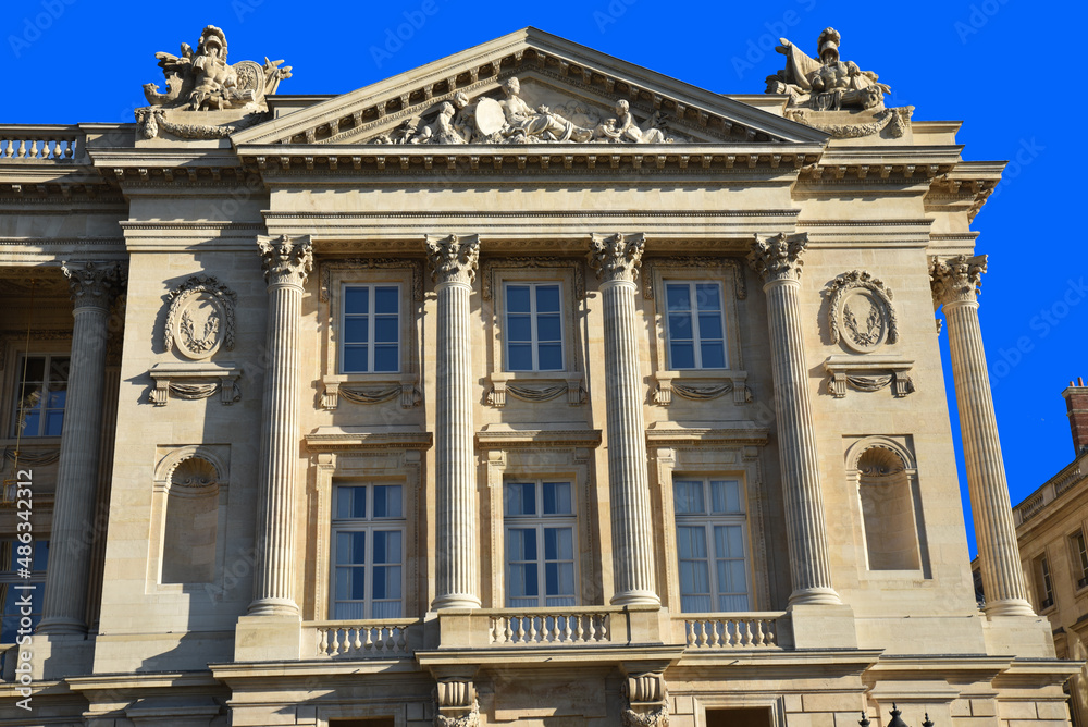 Façade à colonnes du palais de la marine à Paris, France