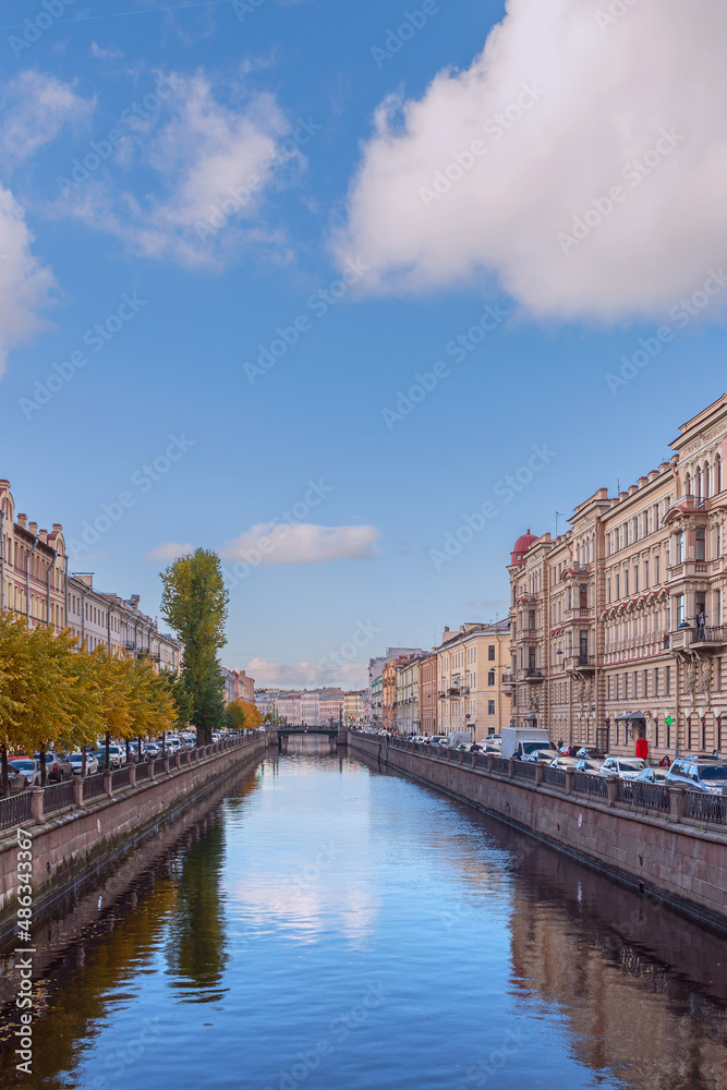 Fototapeta premium view of the canal with granite banks and beautiful old buildings on the embankment in the historical part of the Russian city of St. Petersburg