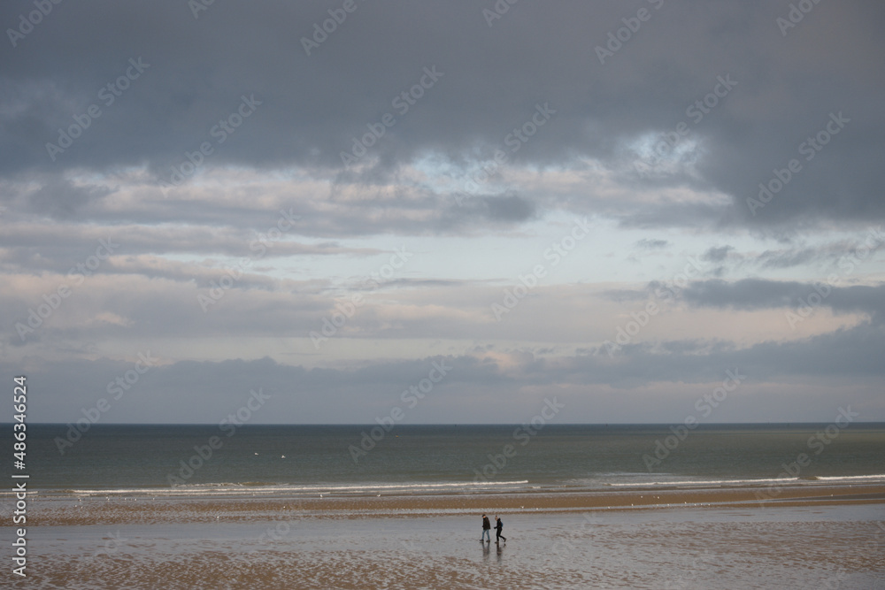 Couple en promenade sur la côte normande