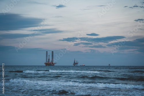 Obraz na płótnie Gas and oil rig platforms on the horizon. w salonie
