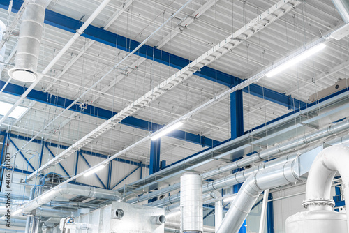 Fototapeta LED-Beleuchtung - Energieeinsparung im Werk - große Industriehalle