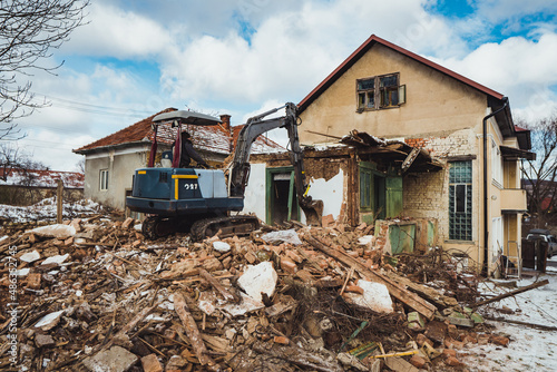 Obraz na płótnie Old house being demolished. w salonie