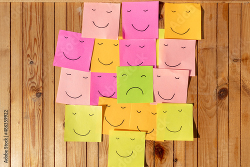 Bilde på lerret tablón de madera con posits de varios colores dibujados con caras sonrientes y tristes