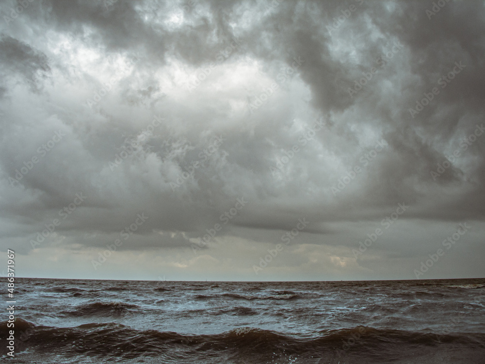 Obraz premium Leaden sky over the cold sea