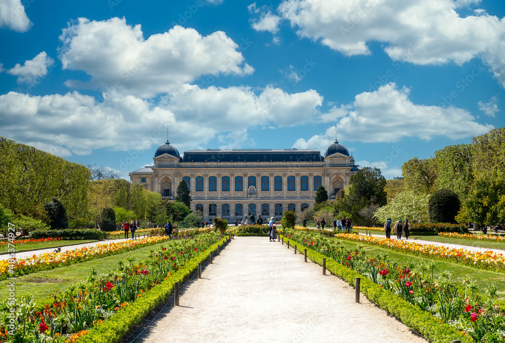 Obraz premium Parisians strolling in the Jardin des Plantes on a sunny spring day during the Covid-19 pandemic - Paris, France
