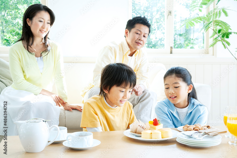 ケーキを食べる家族