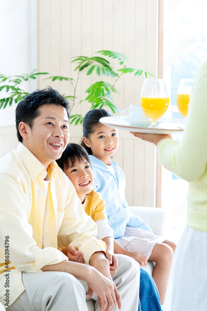 ソファーでくつろぐ家族 ソファーでくつろぐ家族
