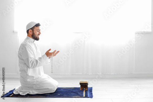 Canvas Print Praying young Muslim man at home