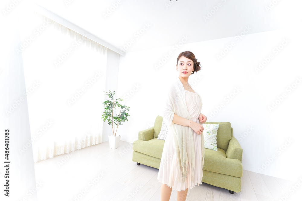 おでかけ準備をする女性 おでかけ準備をする女性