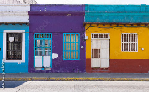 Quadro su tela Veracruz, colorful streets and colonial houses in historic city center, one of the main city tourist attractions