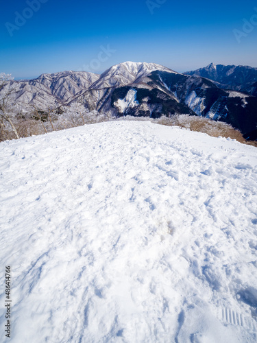快晴の雪山からの景色 © 739photography