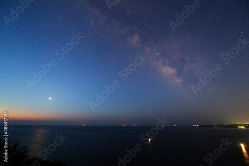 Fotografie 伊豆半島の海辺から見る釣舟の灯りと天の川と明けの明星