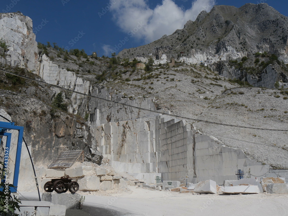 marble blocks and work equipment in the Fantiscritti marble quarry