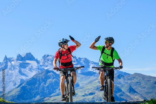 Gemeinsame Freude beim Mountainbuken auf der Passhöhe