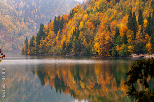 Fototapeta Naklejka Na Ścianę i Meble -  Autumn landscape of a mountain lake